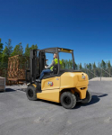 Cat® 4.0 to 5.5 tonne electrics challenge IC engine forklifts