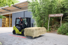 Clark crossover forklift shows its strength at Duisburg Zoo