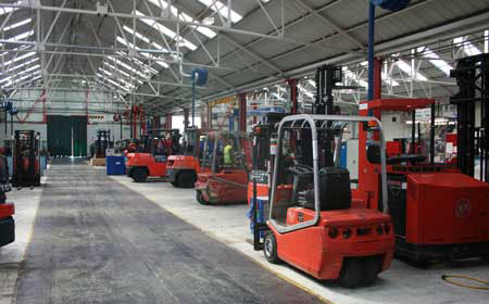 Refurbishment process of used forklift trucks from Toyota in video