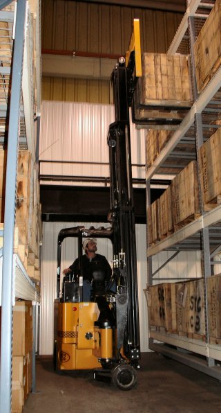 Landoll B25/42E-180D 2500 Pounds Three-way Stacker B25/42E-180D