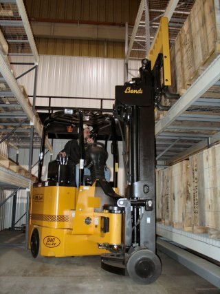 Landoll B25/42E-180D 2500 Pounds Three-way Stacker B25/42E-180D