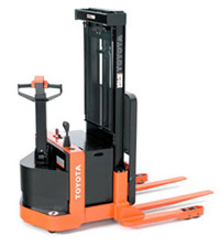 Toyota 6BSW11 2200 Pounds Pedestrian Electric Straddle-leg Truck 6BSW11_ForkliftNet.com